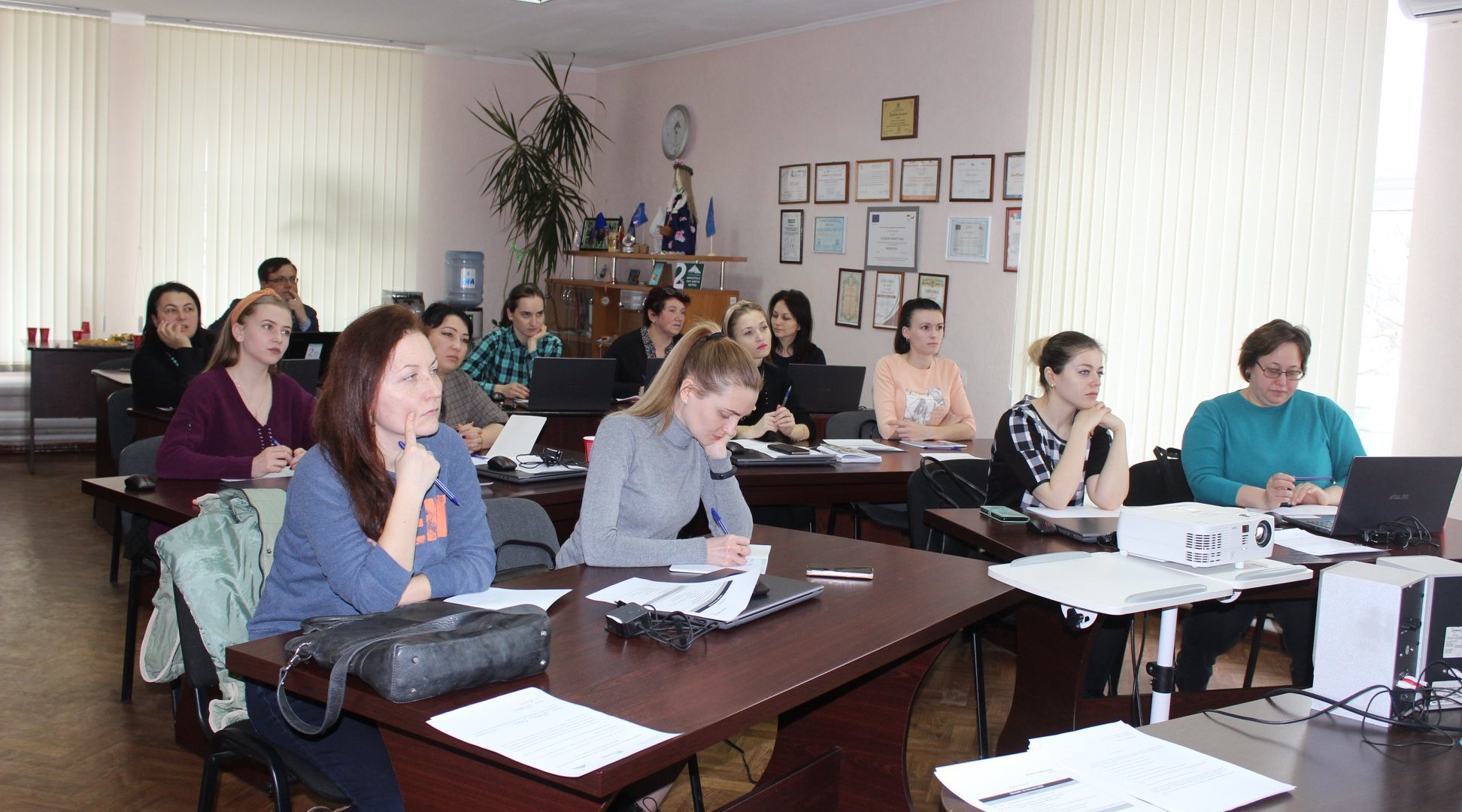 Un nou grup de femei dornice să se inițieze în Antreprenoriat și Promovarea Online.