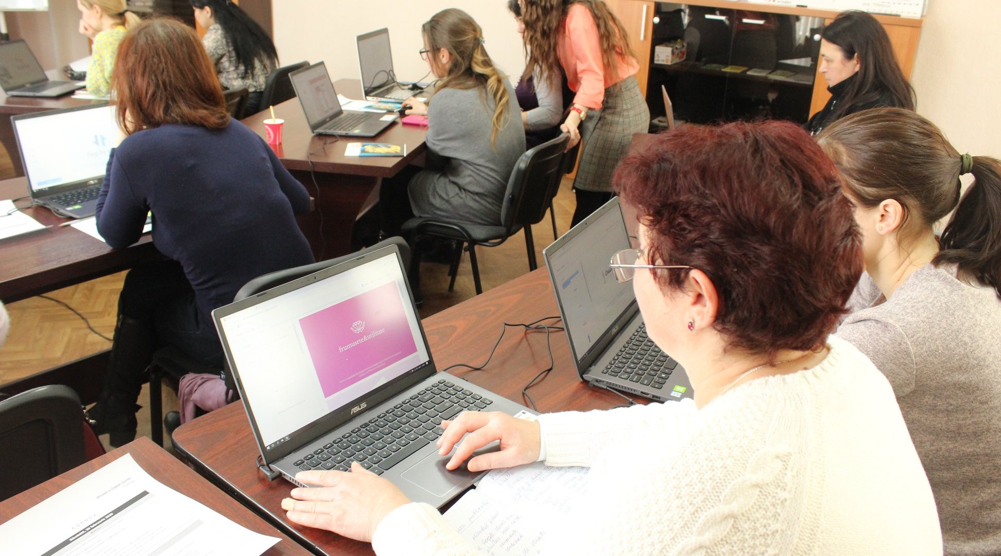 Educația digitală și antreprenorială pentru femei