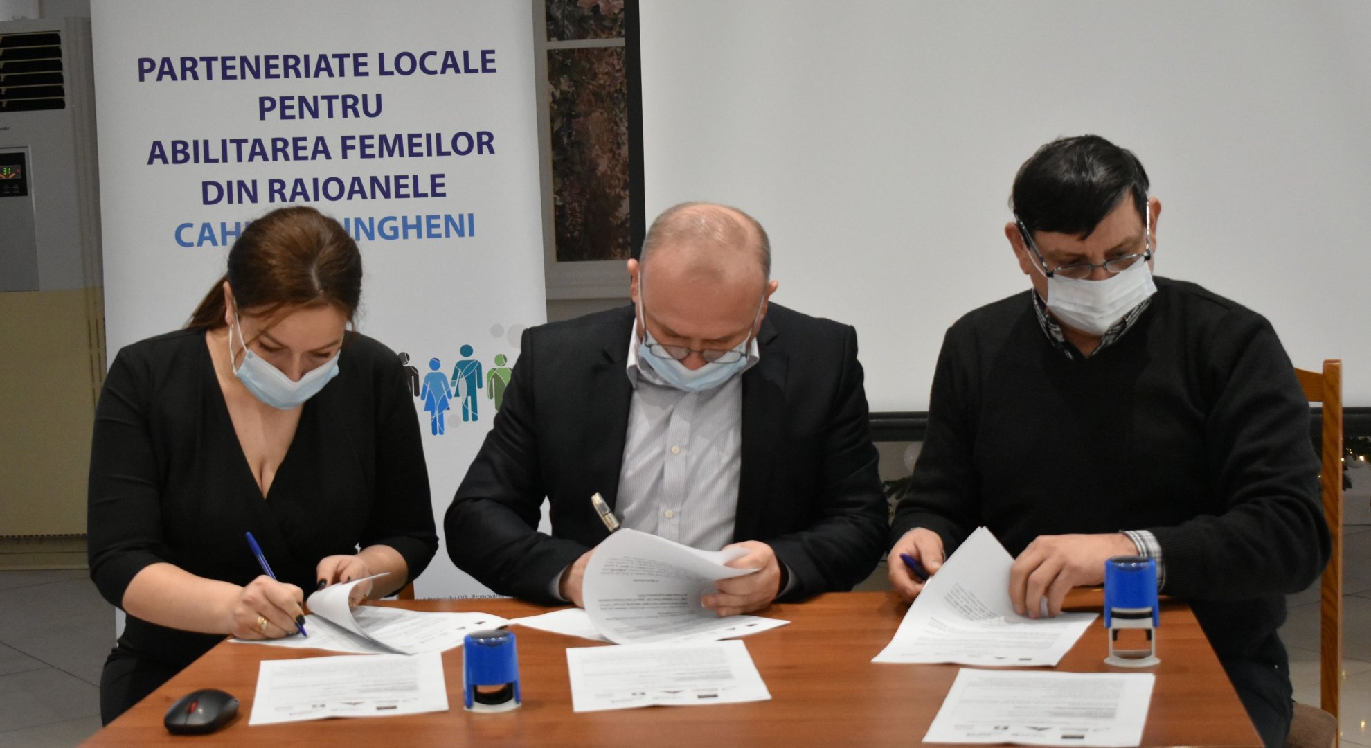 Activitate de semnare a Acordurilor de parteneriat cu localitățile beneficiare a Programului de susținere a inițiativelor locale